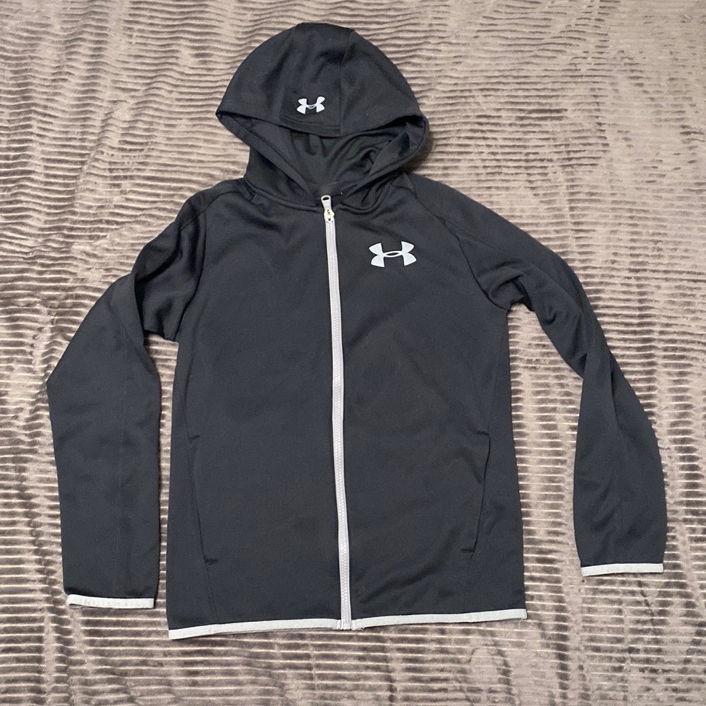 Under Armor zip up youth hoodie, like new no damage, was washed once